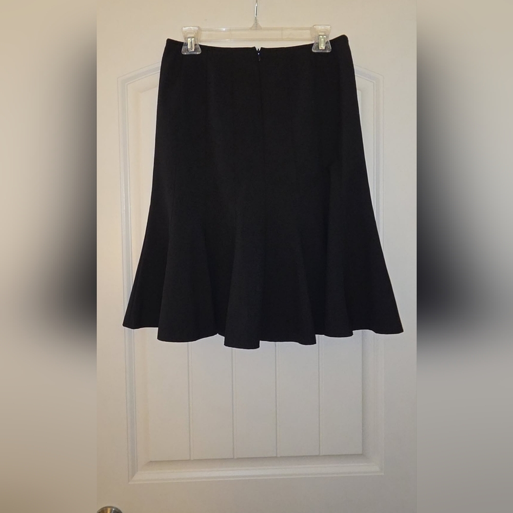 Tahari Classic Black A-Line Flaired Skirt - Great Condition - Size 4